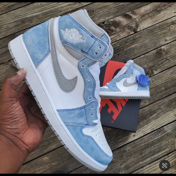 Hyper Royal Jordan 1s - Picture 2 of 2